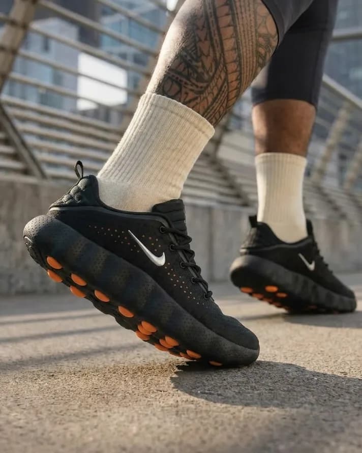 Nike preto com solado laranja