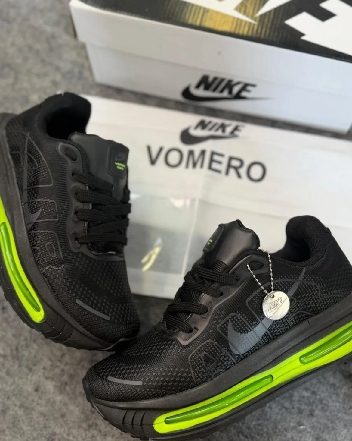 Nike Vomero preto e verde limão