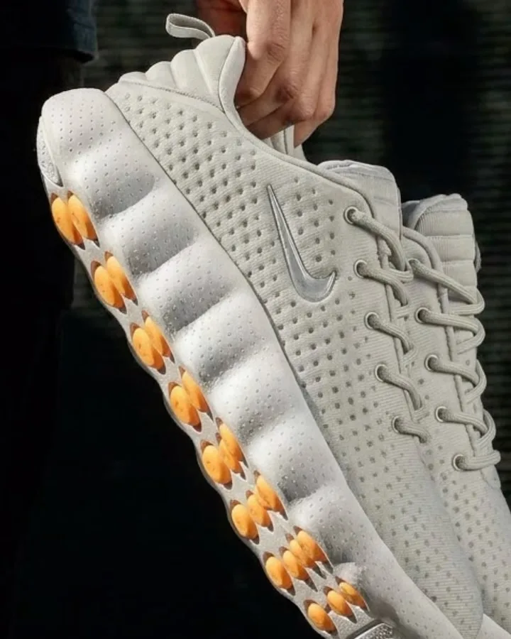 Tênis de corrida branco e laranja