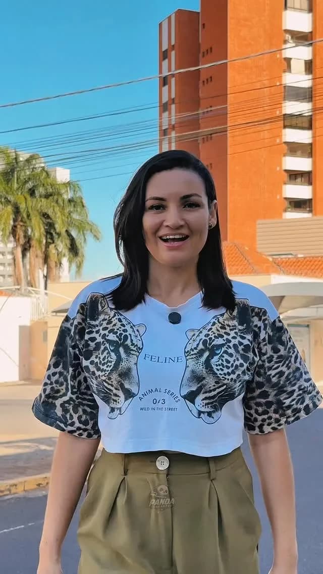 Eula, a dona da Panda Sneakers, na calçada em frente à loja em Birigui