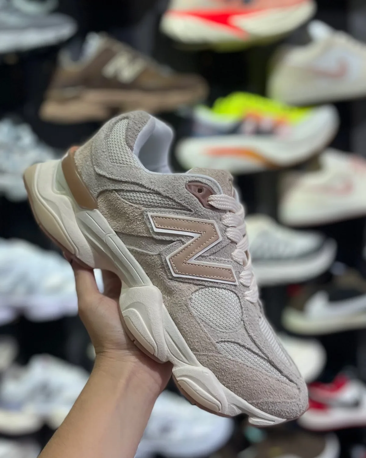 New Balance 9060 creme e marrom
