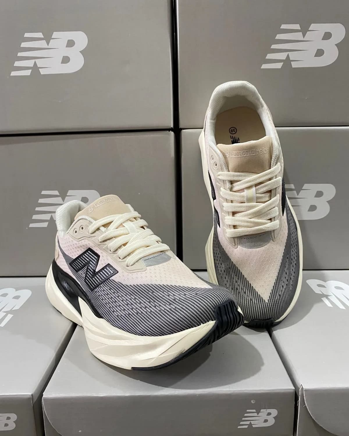 New Balance FuelCell creme e cinza