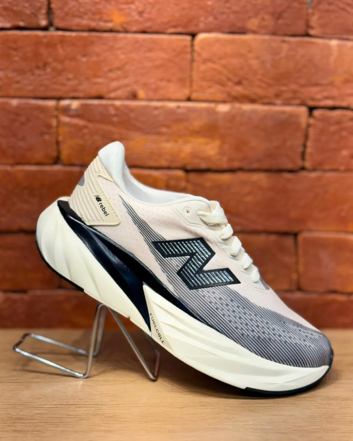 New Balance FuelCell creme e preto